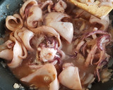 Foto del paso 2 de la receta: Calamares encebollados con setas shimeji