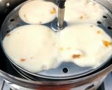 A picture of step 3 of Stuffed Pizza Idli.