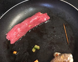 Foto del paso 3 de la receta: Rollitos de bistec con pimiento, zanahoria y queso