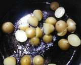 Foto del paso 3 de la receta: Papitas salseadas en rojo