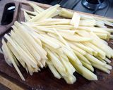 Foto del paso 1 de la receta: Papas fritas con cheddar panceta y salchichas
