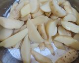 Foto langkah ke 3 dari resep Fried Potato Wedges.