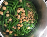 Foto del paso 1 de la receta: Garbanzos, judías verdes y tomate
