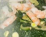 Foto del paso 4 de la receta Revuelto de espinacas y verduras con gambas