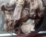 A picture of step 1 of Kienyeji kuku curry.