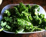 Foto del paso 1 de la receta: Col kale salteada con uvas pasas y piñones - veggie