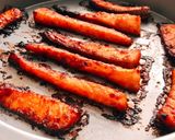 Hình bước làm 3 của món Lườn Cá Hồi Teriyaki Nướng Cuốn Tỏi & Tía Tô