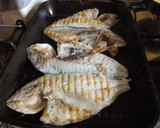 Foto del paso 3 de la receta: Doradas a la espalda con patatas y pimientos en pelotón