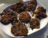 Une image de l'étape 9 de Galettes de porc épicées aux fanes de radis, herbes et tomate.