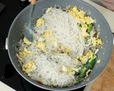 Foto langkah ke 8 dari resep Bihun Goreng Putih Devina Hermawan.