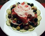 Foto del paso 7 de la receta: Ensalada piramidal de pepinos, tomates y troncos de atún blanco