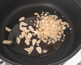 Foto del paso 2 de la receta: Solomillos de pollo y patatas en salsa de olivada