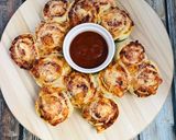 Pizzás csiga mártogatóval recept fázis 6 fotója