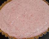 Foto langkah ke 6 dari resep Creamy Strawberry Pie.