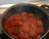 Foto del paso 4 de la receta: Albóndigas en salsa de tomate y pimientos