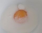 Foto del paso 2 de la receta: Crema Catalana con una yema de huevo en un plis plas