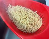 Une image de l'étape 8 de Macaronis aux oignons, ail, Boursin®️ et jambon cru.