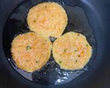 Hình bước làm 4 của món Pancake cơm trứng carrot
