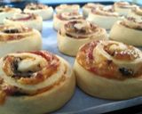 Ślimaczki drożdżowe z pieczarkami, serem i salami krok przepisu 4 zdjęcie