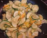 Foto del paso 7 de la receta: Pasta con zapallito italiano y sus flores
