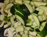 Foto del paso 1 de la receta: Tortilla de patata, calabacín, champis y cebolla de ensalada con ajo y perejil