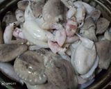Foto langkah ke 1 dari resep Tumis sontong pedas hitam.