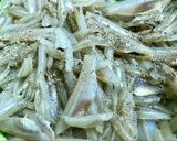 Hình bước làm 1 của món Cá cơm kho tiêu