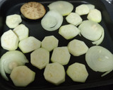 Foto del paso 1 de la receta: Tostas de verduras asadas con lomo embuchado