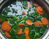 Foto langkah ke 5 dari resep Sayur Bening Bayam Wortel.