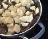 Foto del paso 6 de la receta: Cazuela de patatas, costillas y setas con su caldo