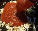 Foto langkah ke 5 dari resep Chicken Mushroom Pizza.