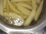 ગાર્લિક પોટેટો વેજીસ (Garlic Potato Wedges Recipe In Gujarati)
