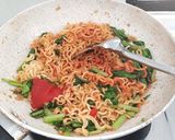 Foto langkah ke 10 dari resep Mie Goreng Merah.