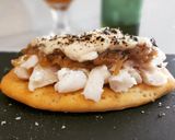 Foto del paso 9 de la receta: Coca de bacalao confitado, cebolla caramelizada y salsa cabrales