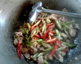 รูปขั้นตอนการทำที่ 3 ของ ผัดพริกสดหมูติดมัน