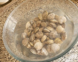 Foto del paso 2 de la receta: Guiso de merluza con gambas y almejas