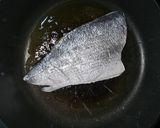 Foto del paso 1 de la receta: Saquitos de papel de arroz relleno de dorada y gambitas rojas