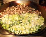 Foto del paso 3 de la receta: ÑOQUIS A LA CREMA DE HONGOS Y PUERRO CON VINO BLANCO