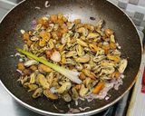 Foto langkah ke 3 dari resep Oseng Kerang Cabe Hijau.