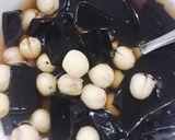 A picture of step 4 of Chè Hạt Sen with Grass Jelly.