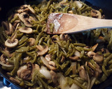 Foto del paso 4 de la receta: Sopa de nopales y hongos con guajillo