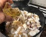Foto del paso 4 de la receta: Sepia encebollada con almejas y mejillones al vapor