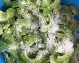 Foto langkah ke 2 dari resep Tumis Pare Terasi Pedas.