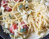 Une image de l'étape 3 de Pâtes, sauce crémeuse au Philadelphia, courgettes et tomates cerises.