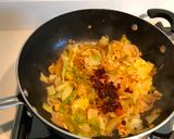 A picture of step 4 of Pan fry instant noodles with vegetables.