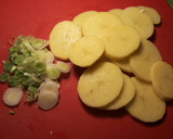Foto del paso 3 de la receta: Almejas con cardos y patatas en crema verde y almendras