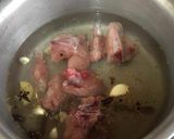 A picture of step 2 of Chicken Stock / Yahkni.