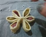 Foto del passaggio 6 della ricetta ANTIPASTI FIORI DI SFOGLIA 🏵️🌼😋