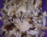 Foto langkah ke 1 dari resep Tumis jamur cabe hijau.