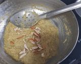 A picture of step 5 of Bottle gourd halwa with nuts and saffron.